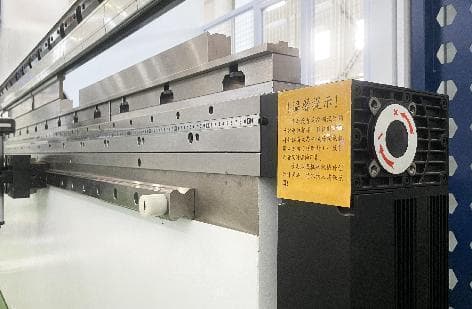Çift yönlü mekanik bombeleme tablası